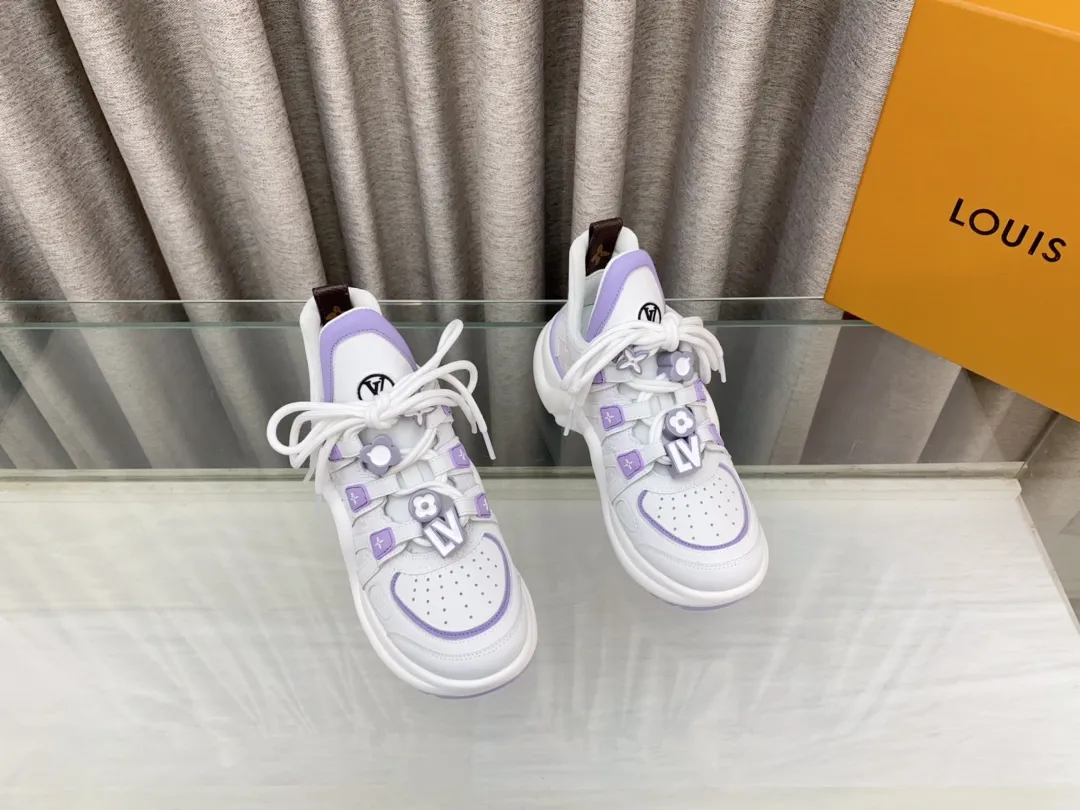 👟👟Ex-factory price 760👟👟 Louis Vuiton·Louis Vuitton 24/ New Chinese Valentine's Day limited edition LV Archlight series arch sole dad shoes casual thick-soled lace-up sneakers top version🔝original purchase, development and production👍🏻 This LV dad shoe features an eye-catching wavy sole and large tongue. It is equipped with a sporty super-elastic running shoe style rubber outsole, which is very eye-catching. It is also combined with a soft and elastic upper made of a variety of high-tech fabrics, making the upper foot comfortable and soft! 🤩 Fabric: Original custom-made first-layer cowhide + technical fabrics Lining: Original imported breathable mesh lining + cowhide foot pads Sole: Original molded correct U-shaped arch outsole Bottom thickness: about 5cm Size: 35-39 (40.41 custom-made, non-refundable)